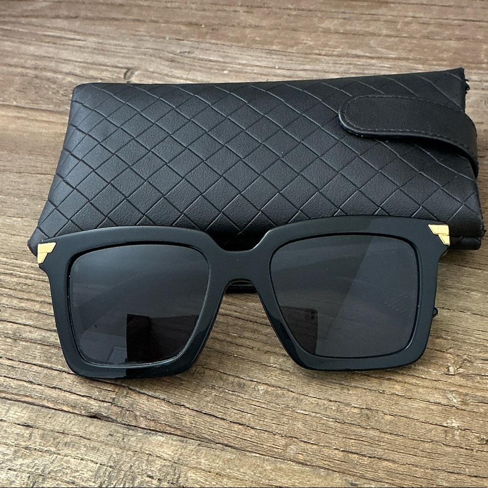 Authentic Bottega Veneta sunglasses with Case